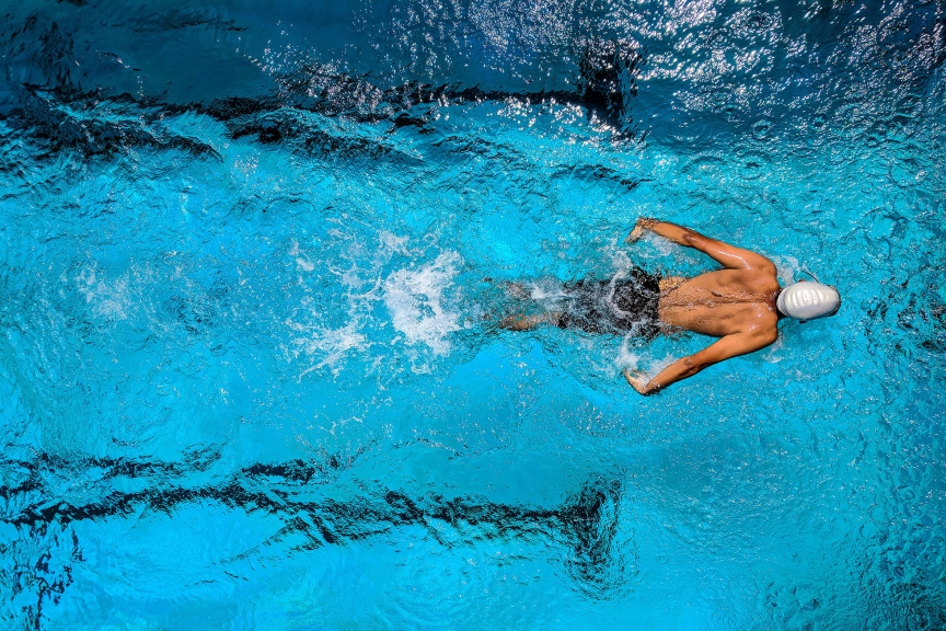 Schwimmer zieht seine Bahnen im Schwimmbad.